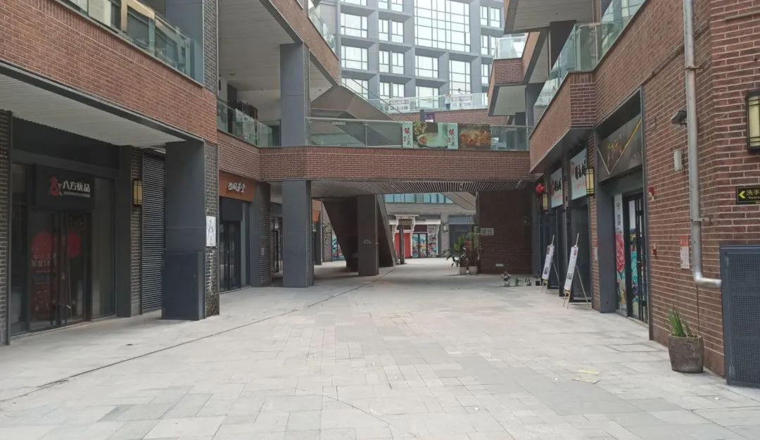 号外!重庆网红磁器口旁惊现无人区,网红打卡地缘何沦为空城?