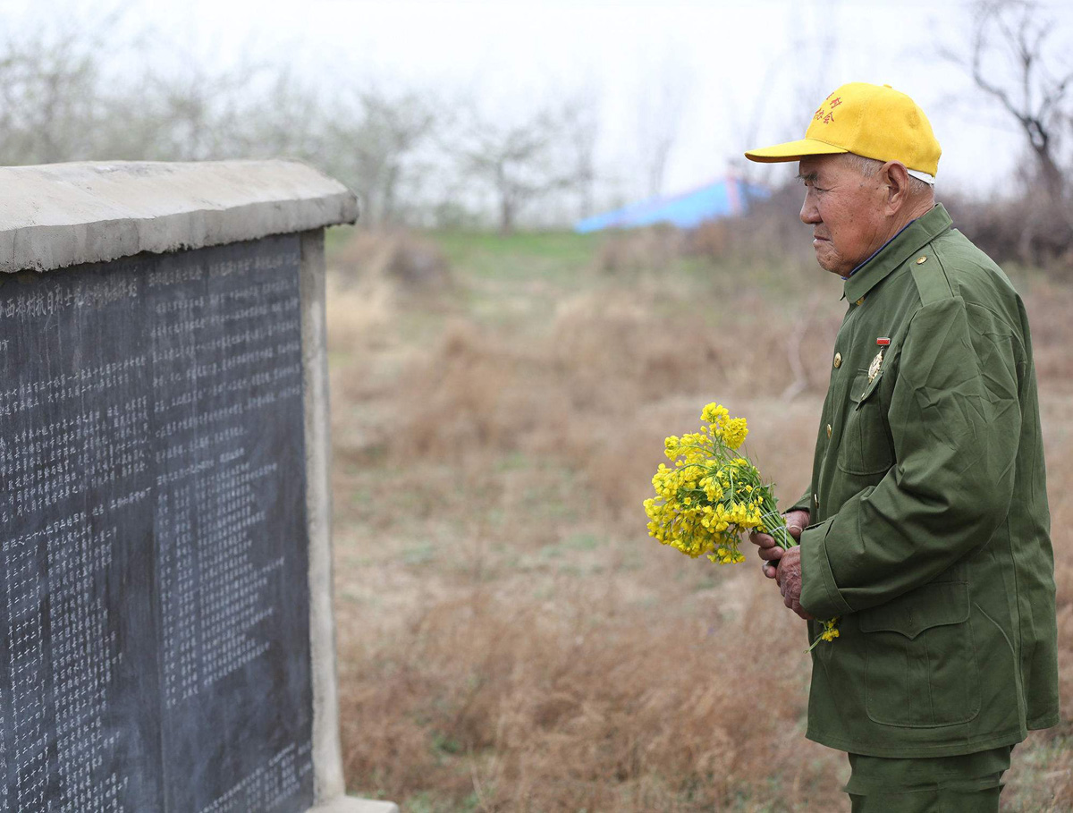 抗日战争时一个老兵多么珍贵,一老兵用纸造枪