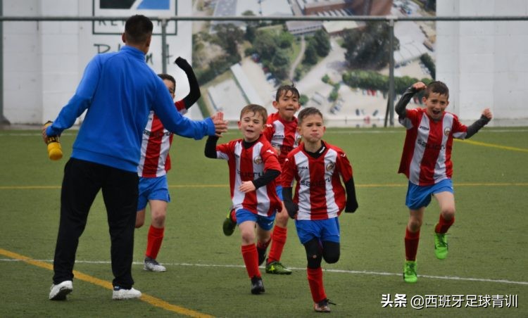 足球教练鼓励球员,一个教练鼓励球员爬行