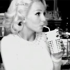 21岁被男友勒索,被父亲控制成精神病