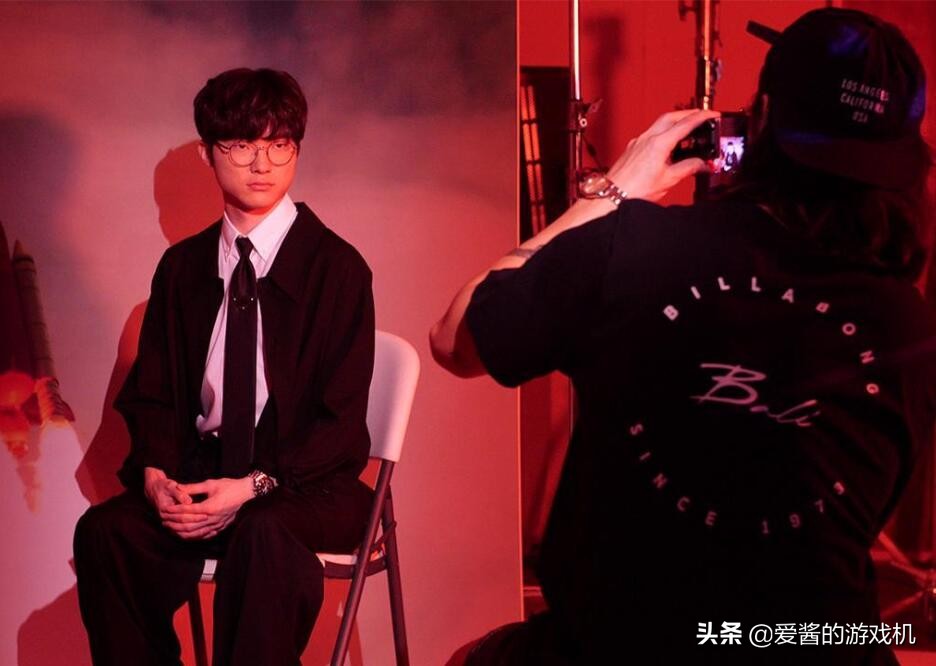 爱酱电竞时分:Faker穿西装像哈利波特?小花生比赛失利深夜发文