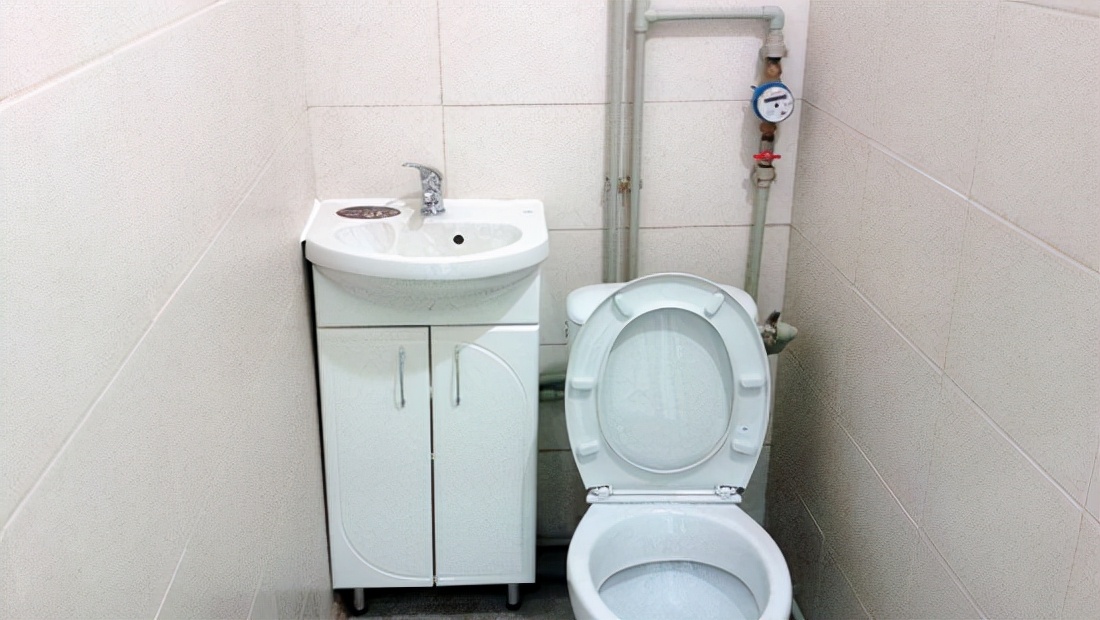 马桶漏水怎么办一招教你解决,马桶漏水最简单的解决方法