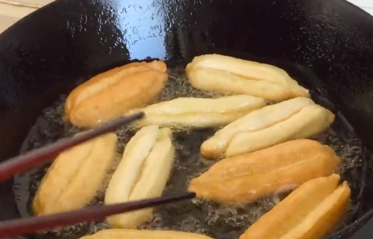 大厨教你一个简单的炸油条方法,油条师傅炸油条经验配方