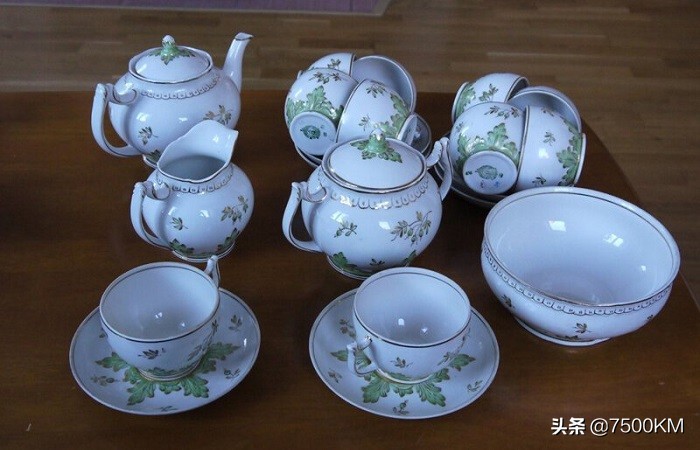 俄罗斯奶奶橱柜里拿出的餐具到底值多少钱