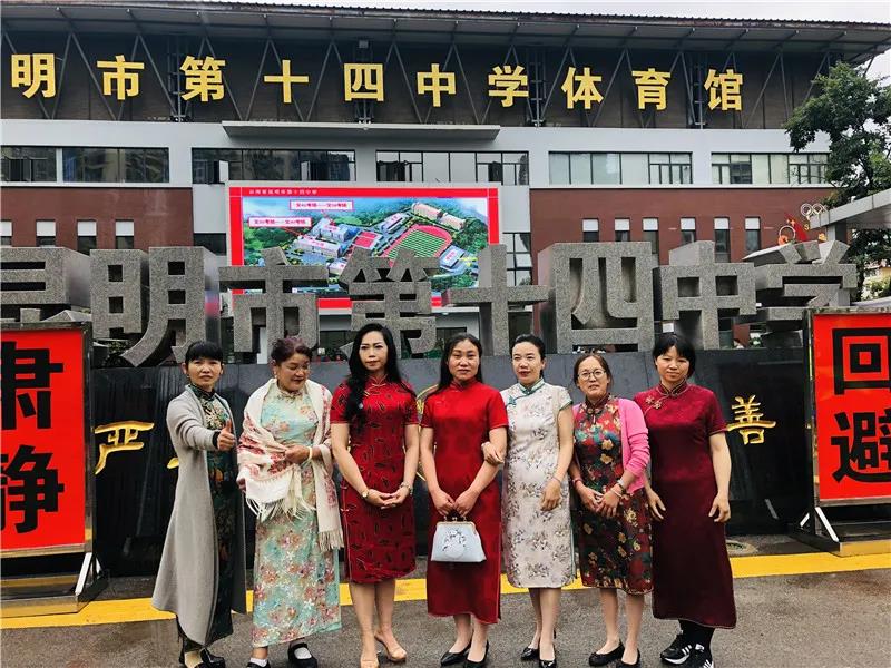 4.5万学子雨中赶考暖心镜头再现→