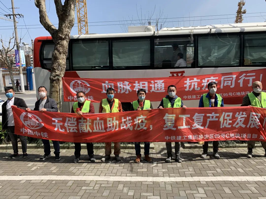 由*党**总支书记带头，他们为爱撸起袖子→