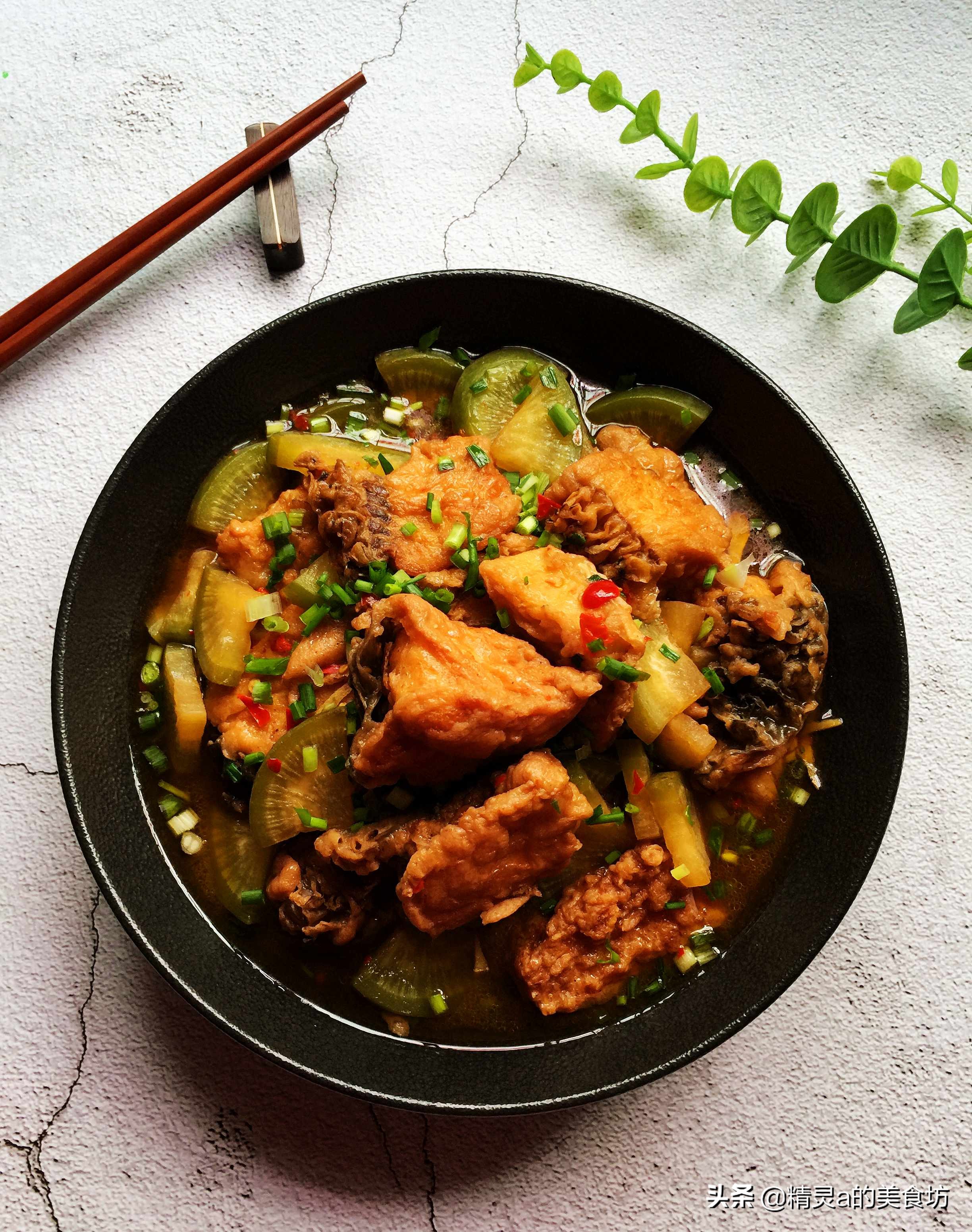 换个方法吃草鱼，配它一起炖，营养美味，一周做三回，餐餐一扫光