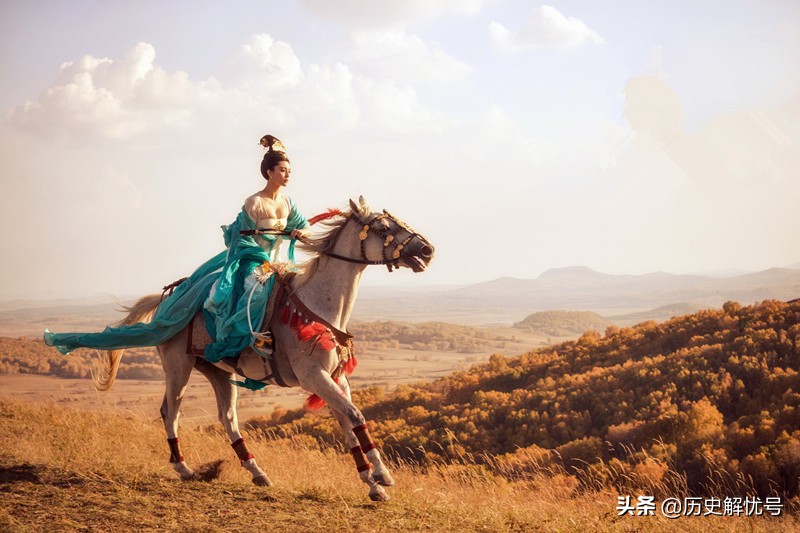 李白写给杨贵妃的诗为啥被赶出去,李白清平调到底有没有讽刺杨贵妃