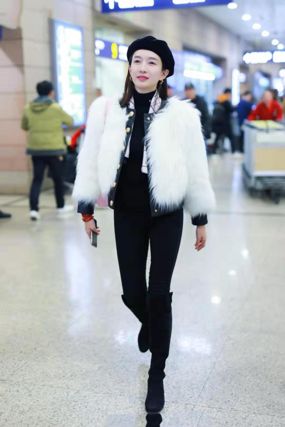 江疏影机场同款粉色套装,江疏影粉色机场外套同款