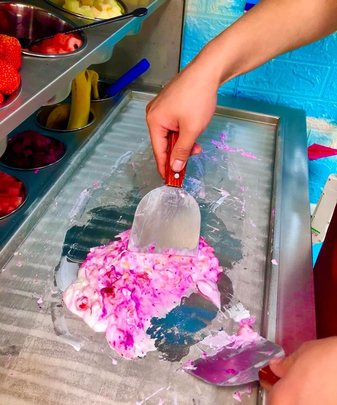 这家网红店的炒酸奶太好吃了,炒酸奶水果捞这家店挺正宗的