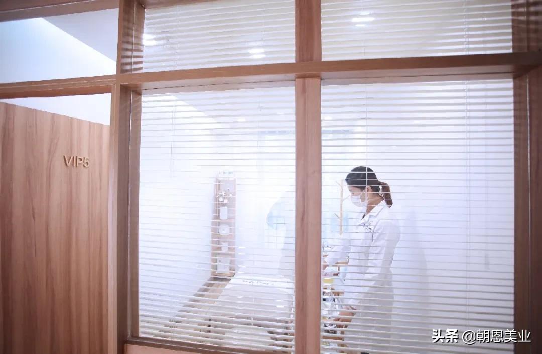 皮肤管理治疗痘痘闭口视频,皮肤毛孔大闭口多怎么养