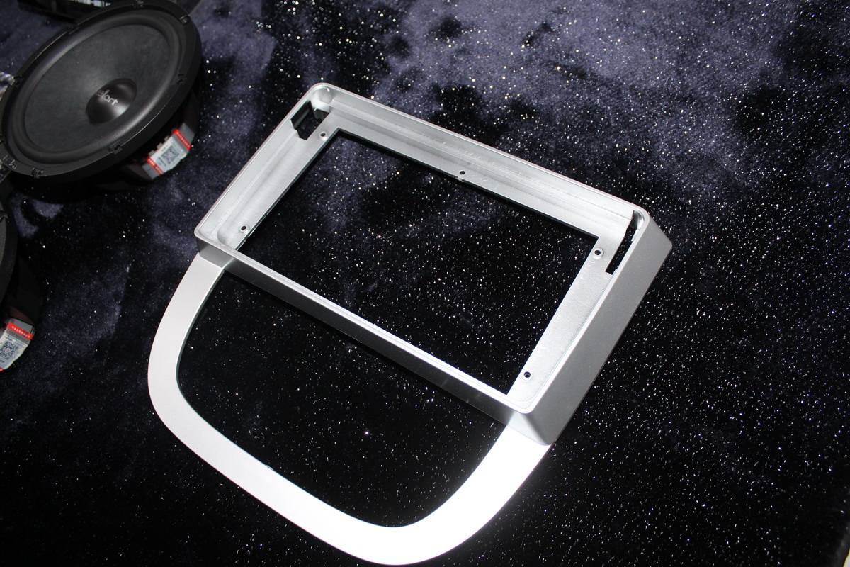 改一改别克GL8汽车音响的一些毛病：大屏小，音质差，噪音大