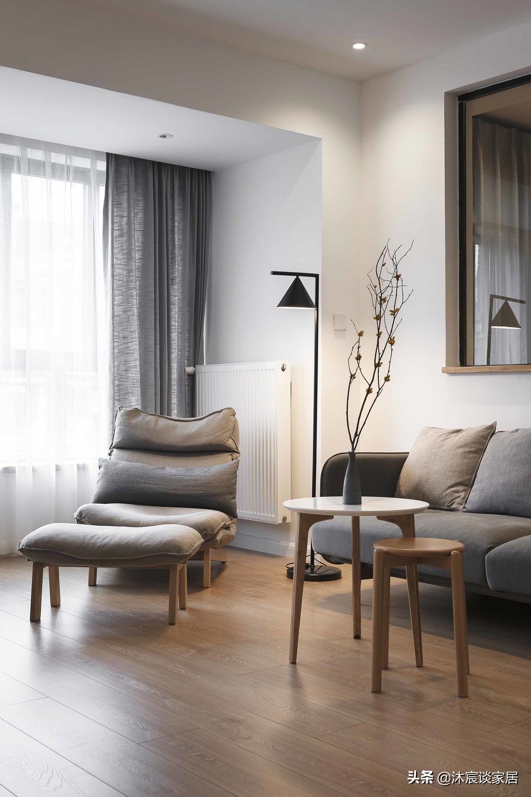 她在沙发后面“掏洞”造窗，完工后发现太明智了，全屋温暖又自然