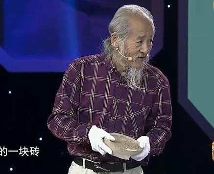 甘肃大爷祖屋挖出银元宝鉴宝,老人拿了一块60斤银砖鉴宝