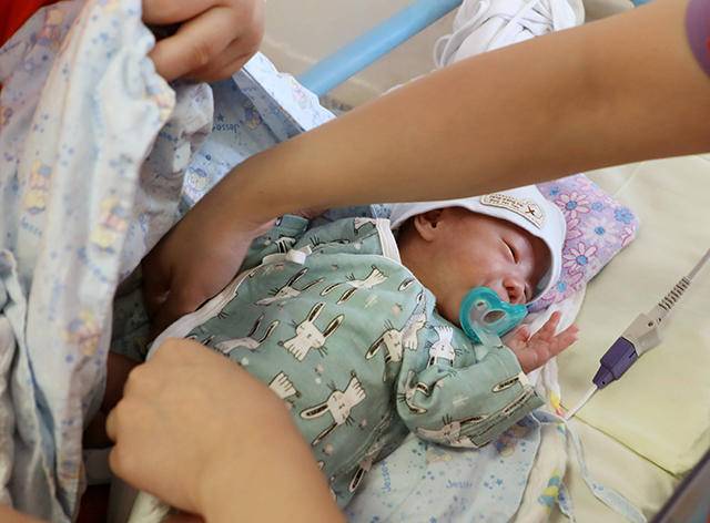 医生包小孩的方法,如何给新生儿换包被不哭