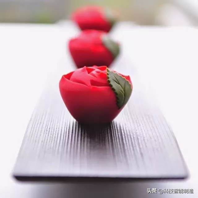 他说自己不是日本匠人，而是和果子艺术家，他做的和果子不忍吃掉