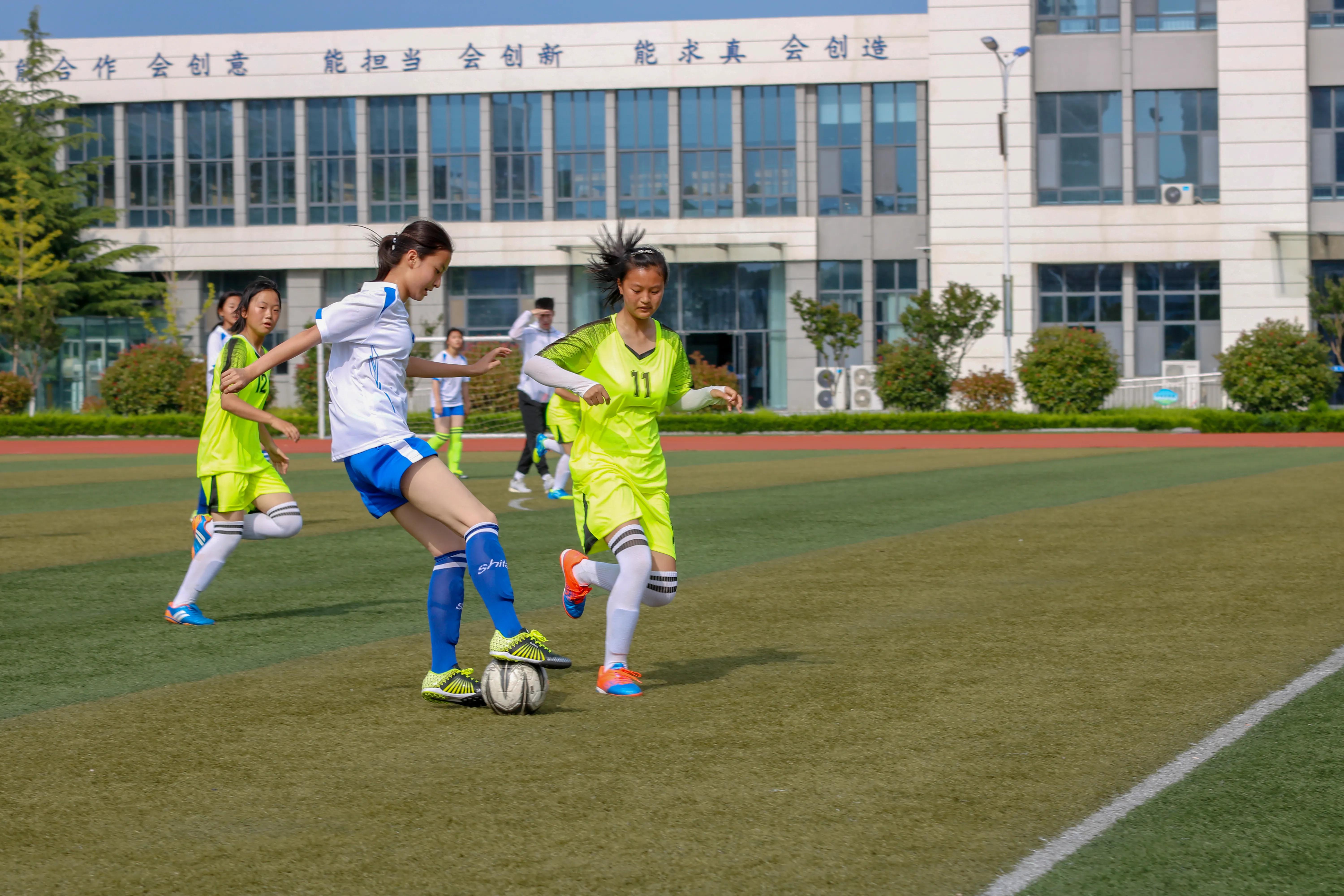 绿茵足球小将表演视频,绿茵场上足球小将展风采