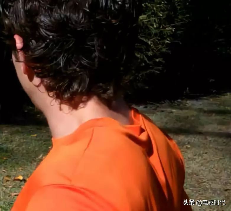 足球前锋过人射门教学,2v2提高接球转身射门能力