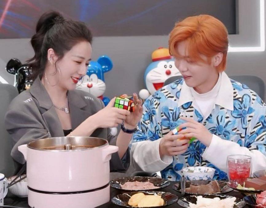 薇娅直播间秒变吃播现场,鹿晗快问快答,信息量有点大