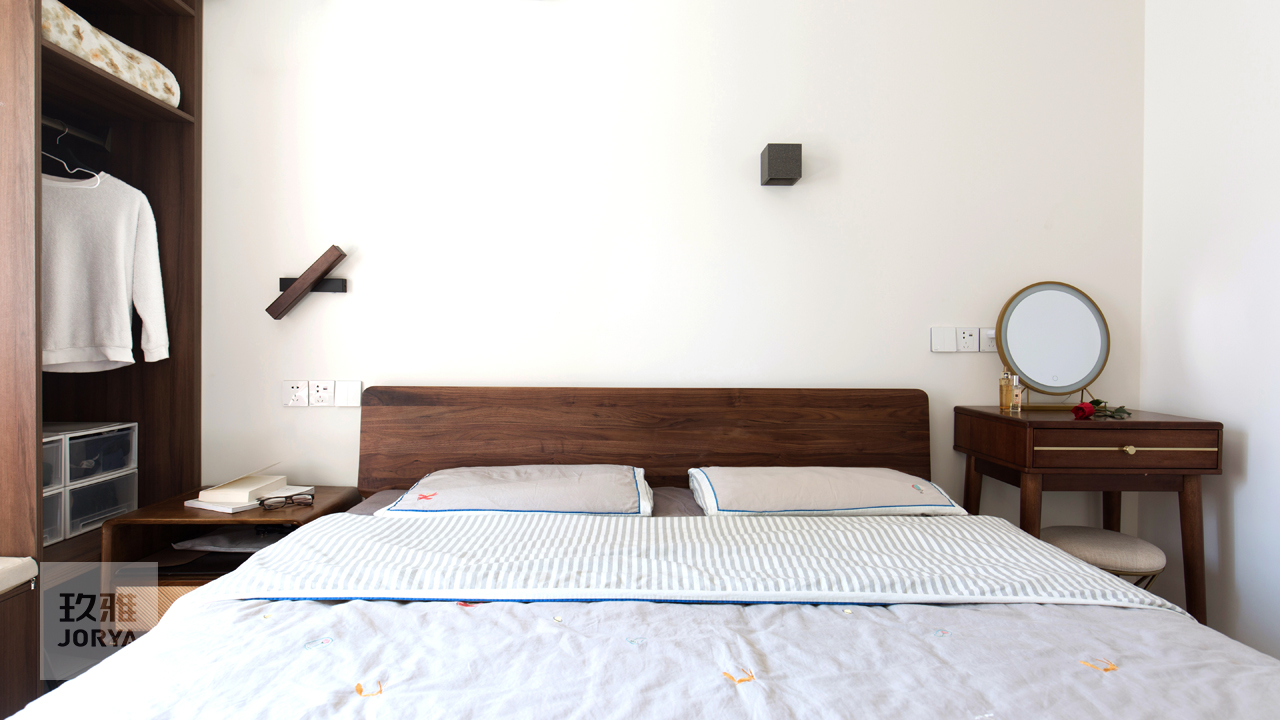 这家的电视柜既能收纳，也是喵星人乐园​