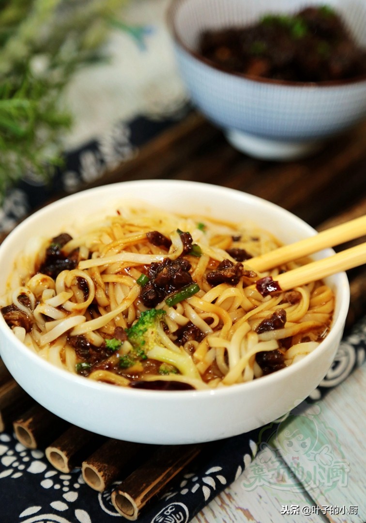 炸酱酱料的做法,炸酱葱家常做法