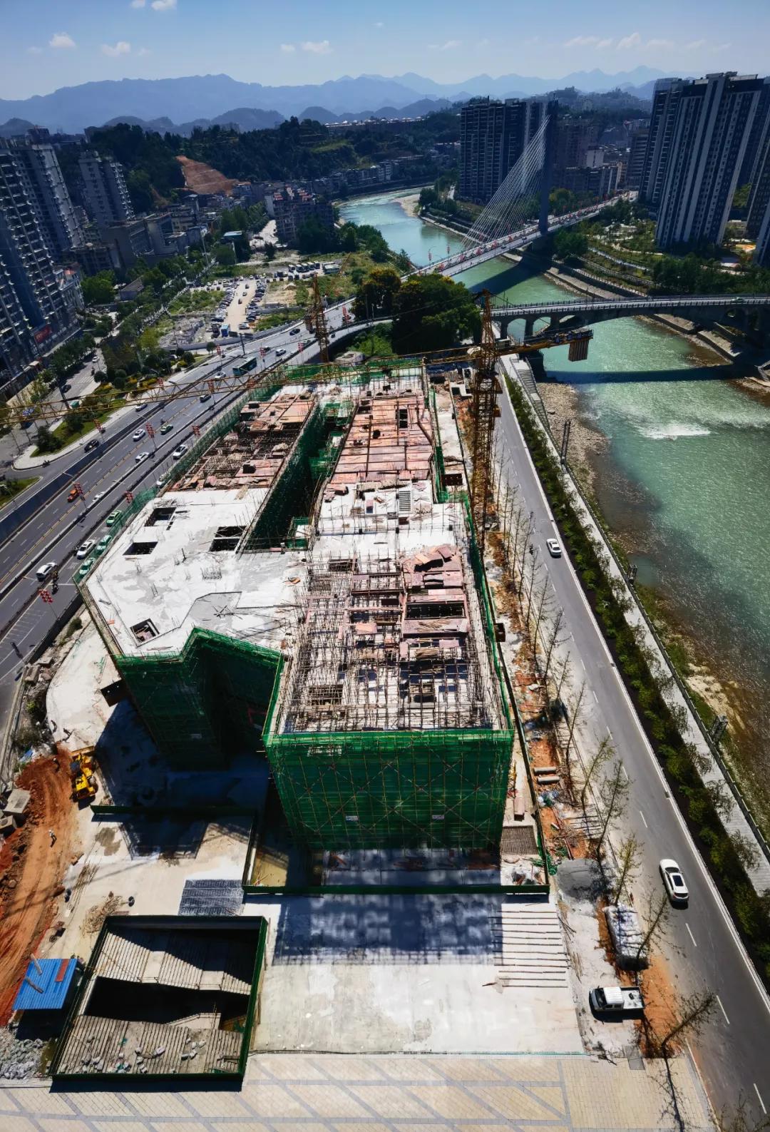 风中亮出你的旗,风中亮出自己的旗