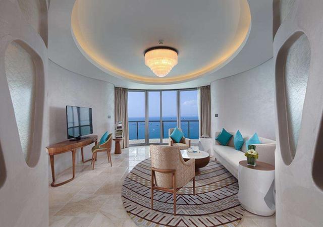 三亚凤凰岛夏天玩不够，住地标酒店，吹海风赏海景，学生*党**都夸好