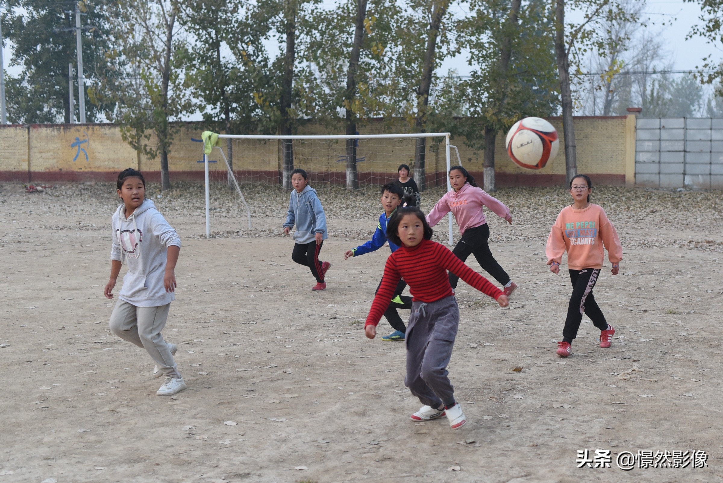 河北乡村隐匿着一支小学足球队晚上老师用车灯照亮操场训练