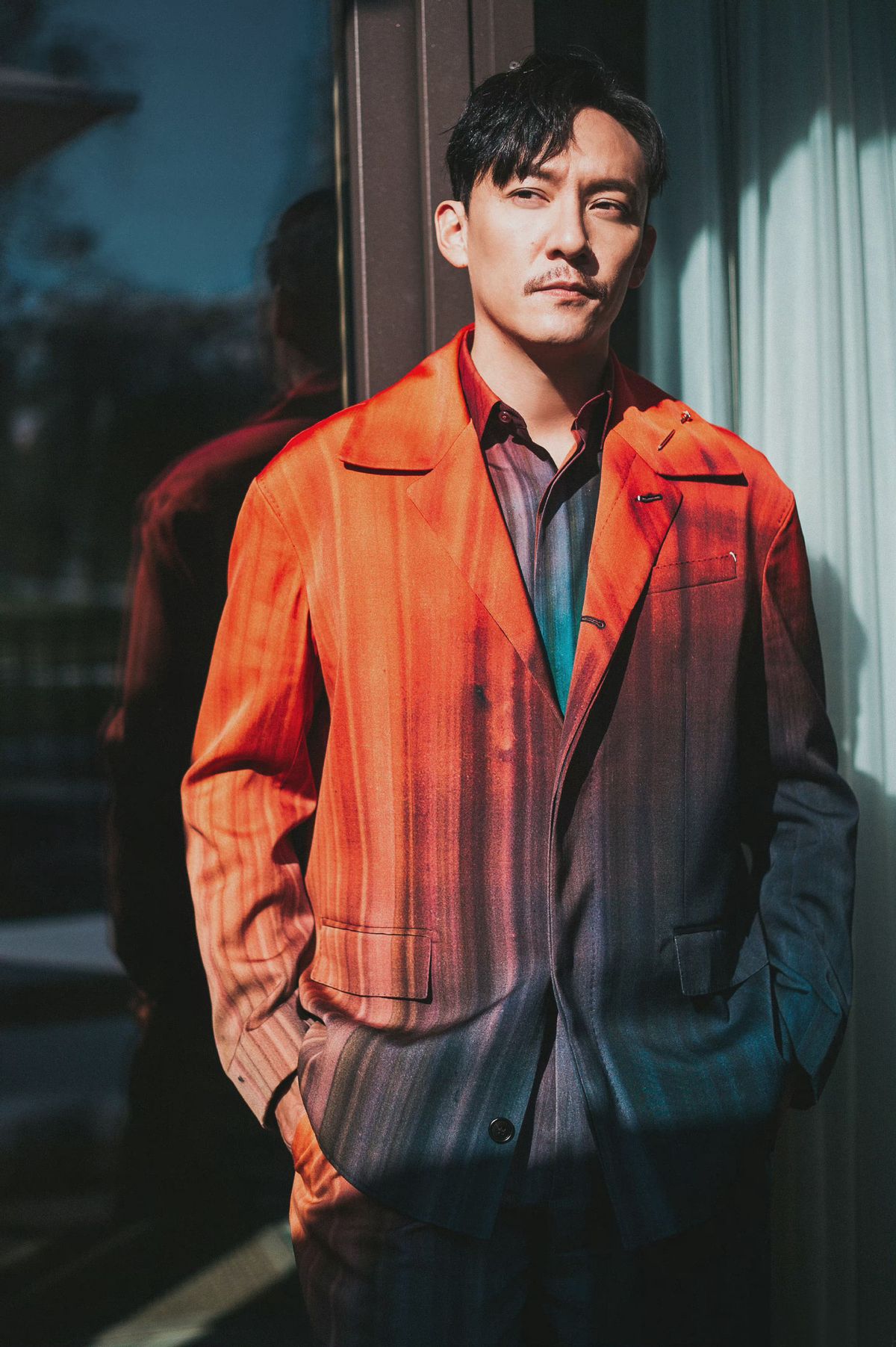 沉稳冷峻张震新写真彰显成熟魅力,张震穿西服