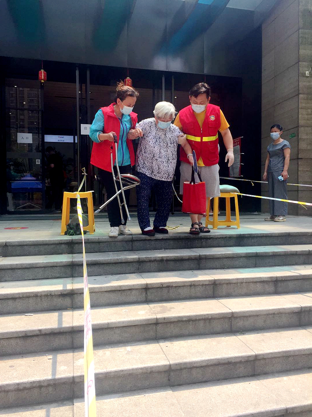 区街新闻｜70多幅照片记录世茂滨江社区辖内志愿者，南京感谢你们