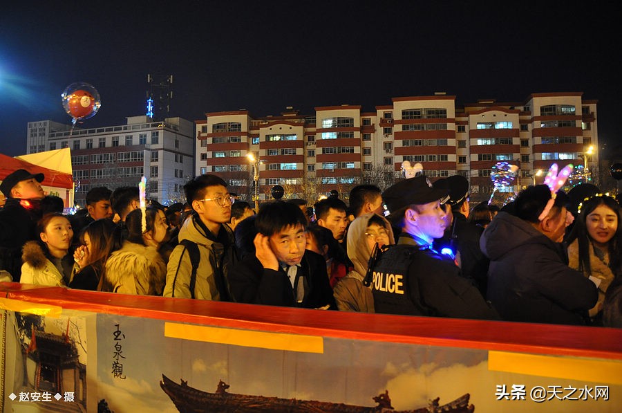 甘肃天水数万民众“上九朝观”祈福纳祥争烧头柱香！（组图）