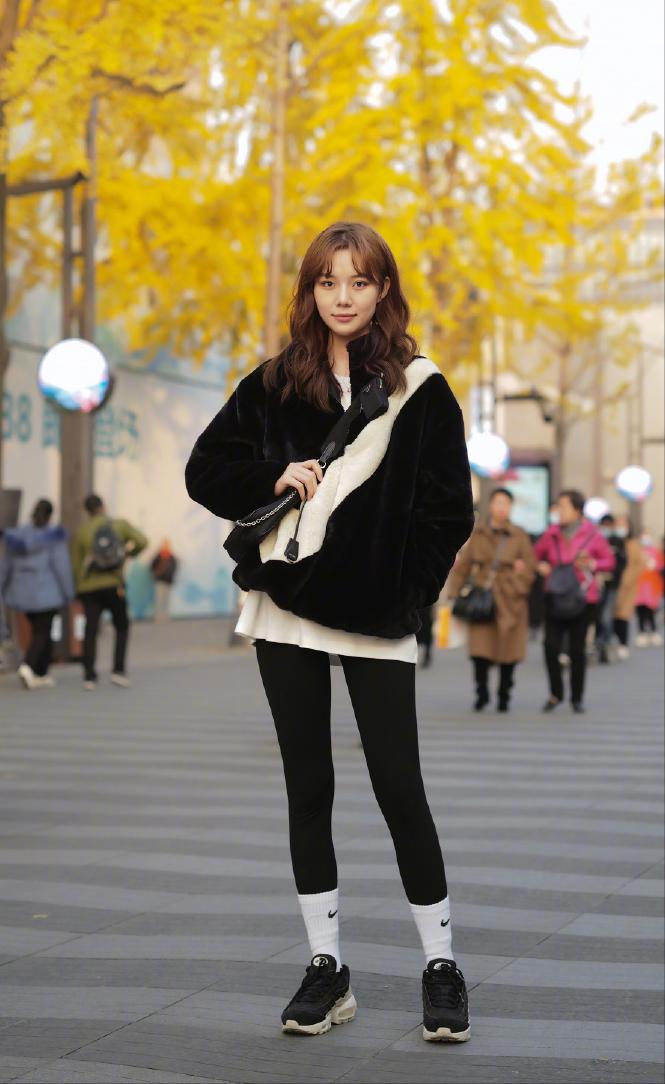 今年早春显瘦又百搭的五条神裤,小黑裤的百搭时尚