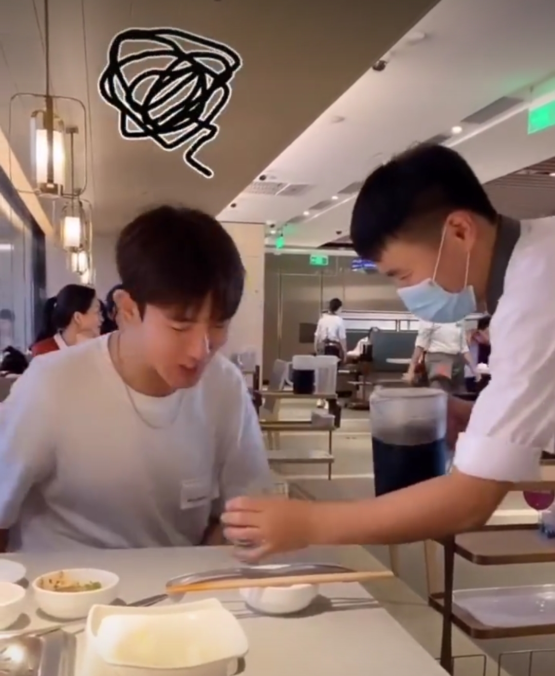 海底捞的服务真的很周到,海底捞的服务非常好英语