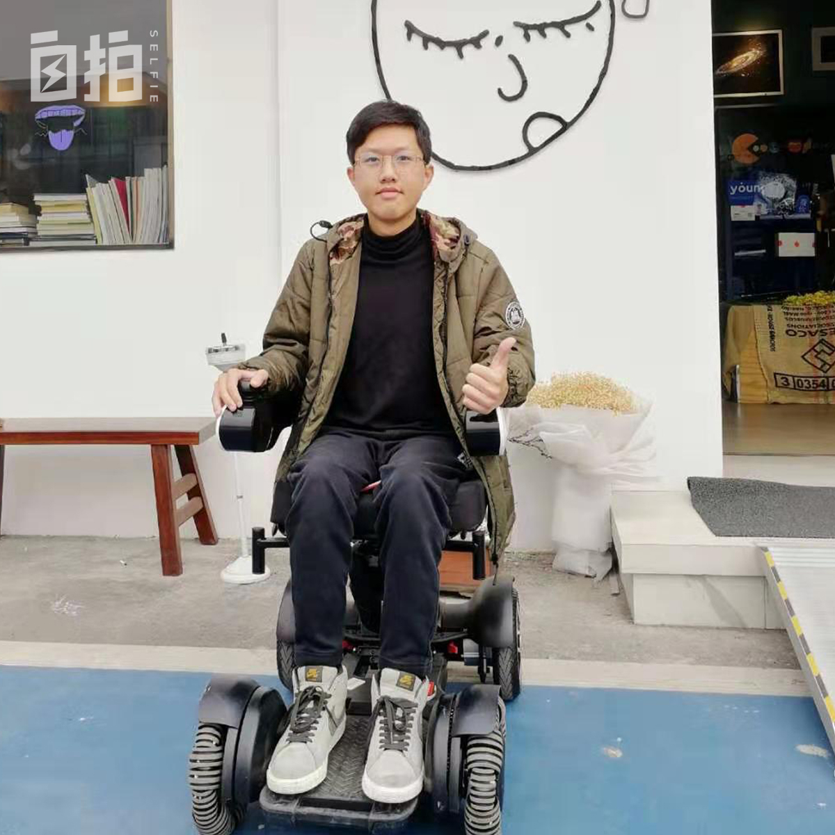 我,坐轮椅的大学生,上天能跳伞、下海能潜水,像普通人一样生活