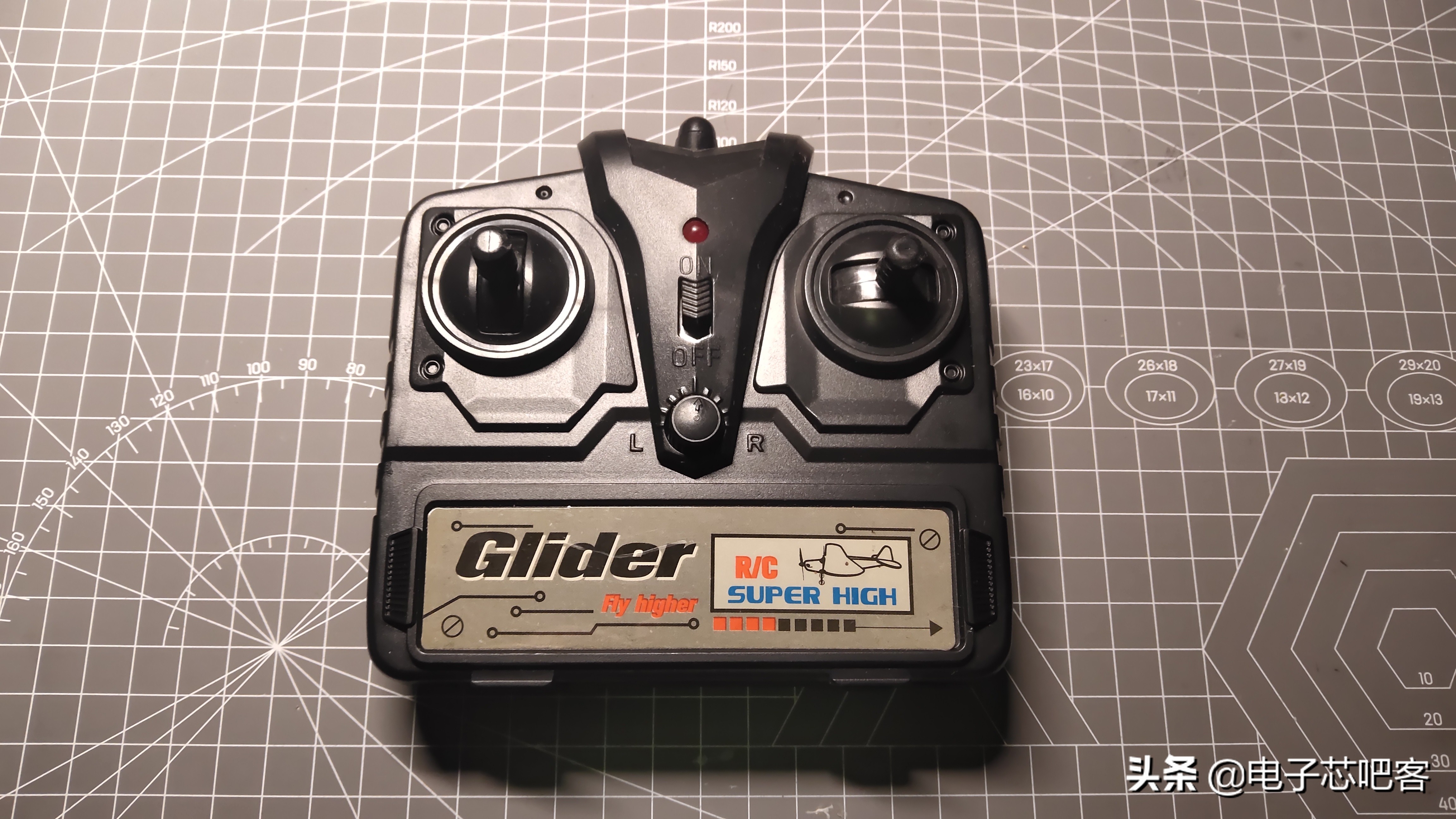 修复严重损坏的飞机,遥控飞机遥控器坏了怎样修复