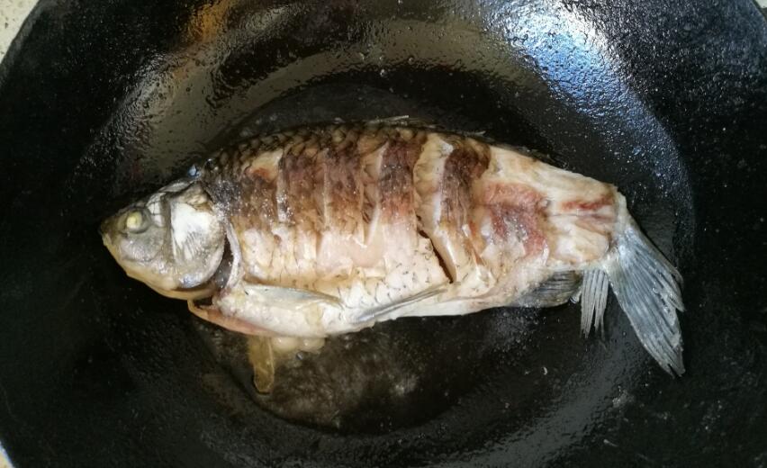 熬鱼汤一定要开水吗,鱼汤熬不白可以加牛奶吗