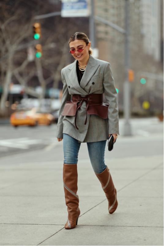 裤脚塞靴子好还是卷起来好,裤脚塞靴子