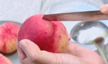 洗桃子去桃毛的好办法,如何快速去除桃子的毛