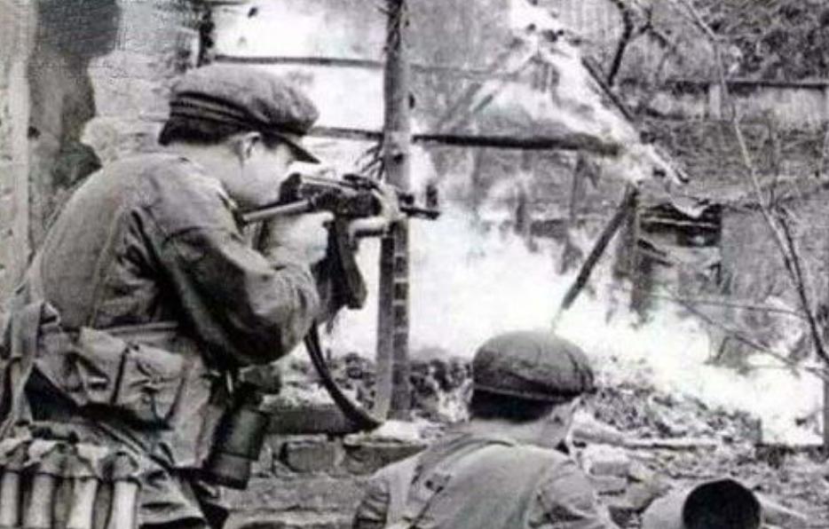 越战老兵回到曾经战斗过的地方,越战老兵讲述当年挡子弹