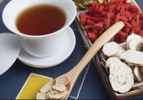 女性拿什么泡水喝对皮肤好,女性用什么泡水喝脸色更好