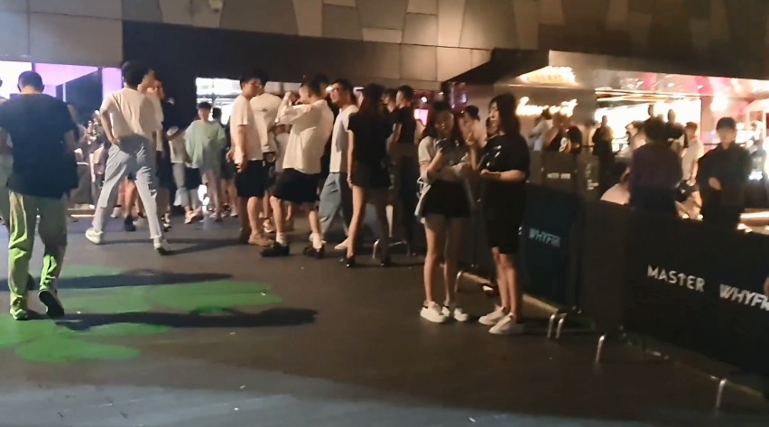 上海酒吧街淮海中路,夜游上海酒吧街