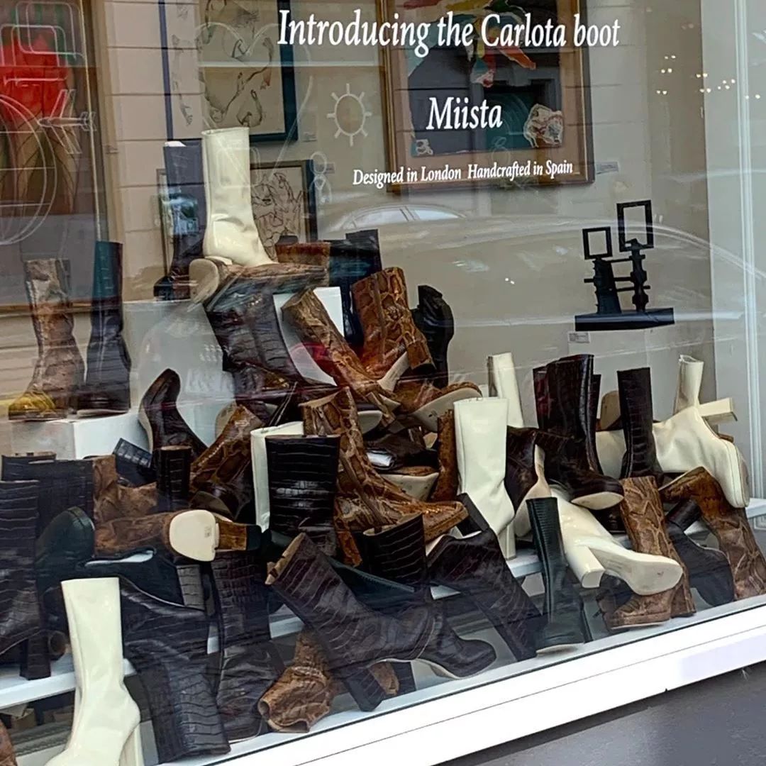 看见今年秋冬必入的第一双靴子，我方了……