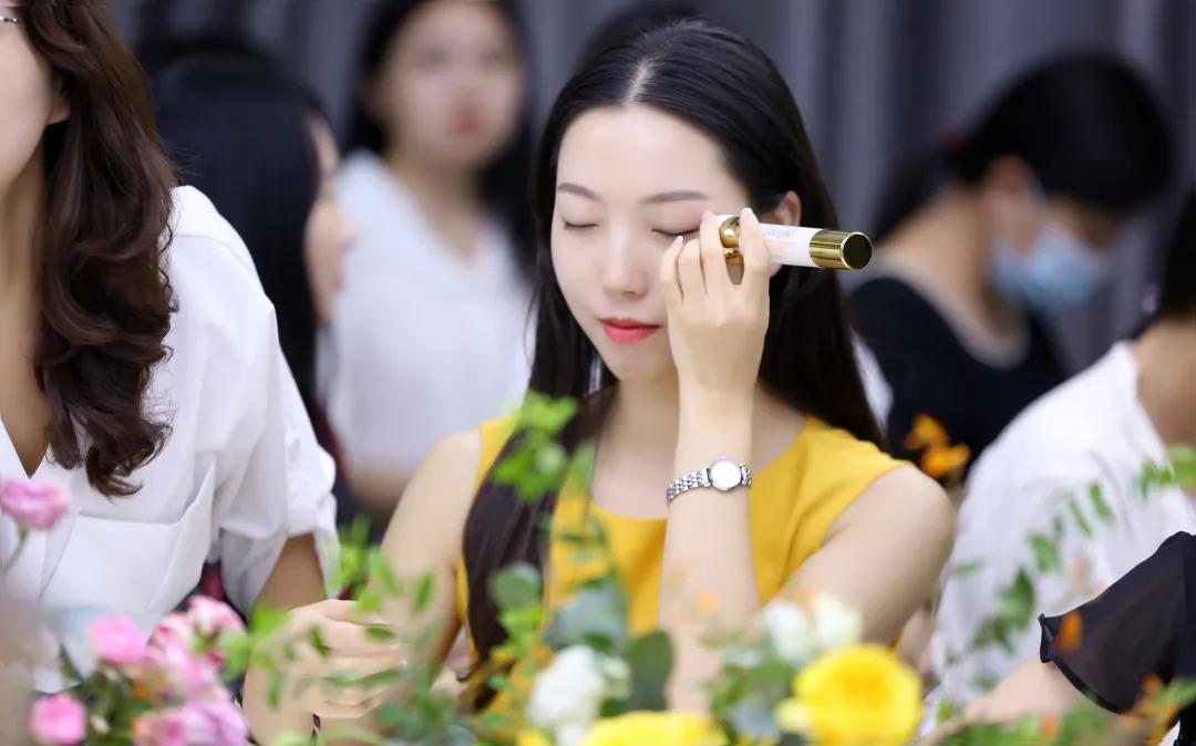 护肤消除泪沟纹,护肤去除皱纹大眼袋