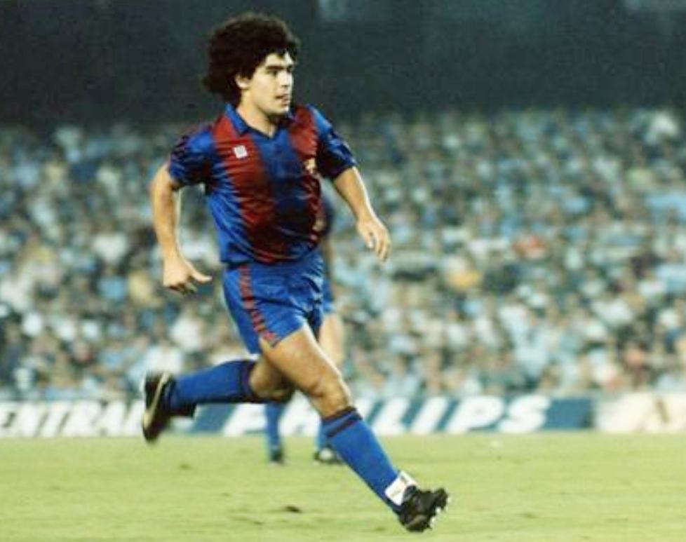 球王马拉多纳陨落,马拉多纳去世球场哀悼