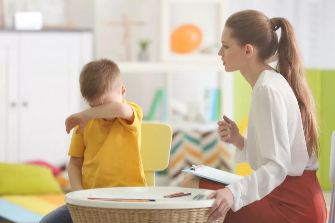 5岁小男孩被父母责备易哭,5岁男孩被劝退后续