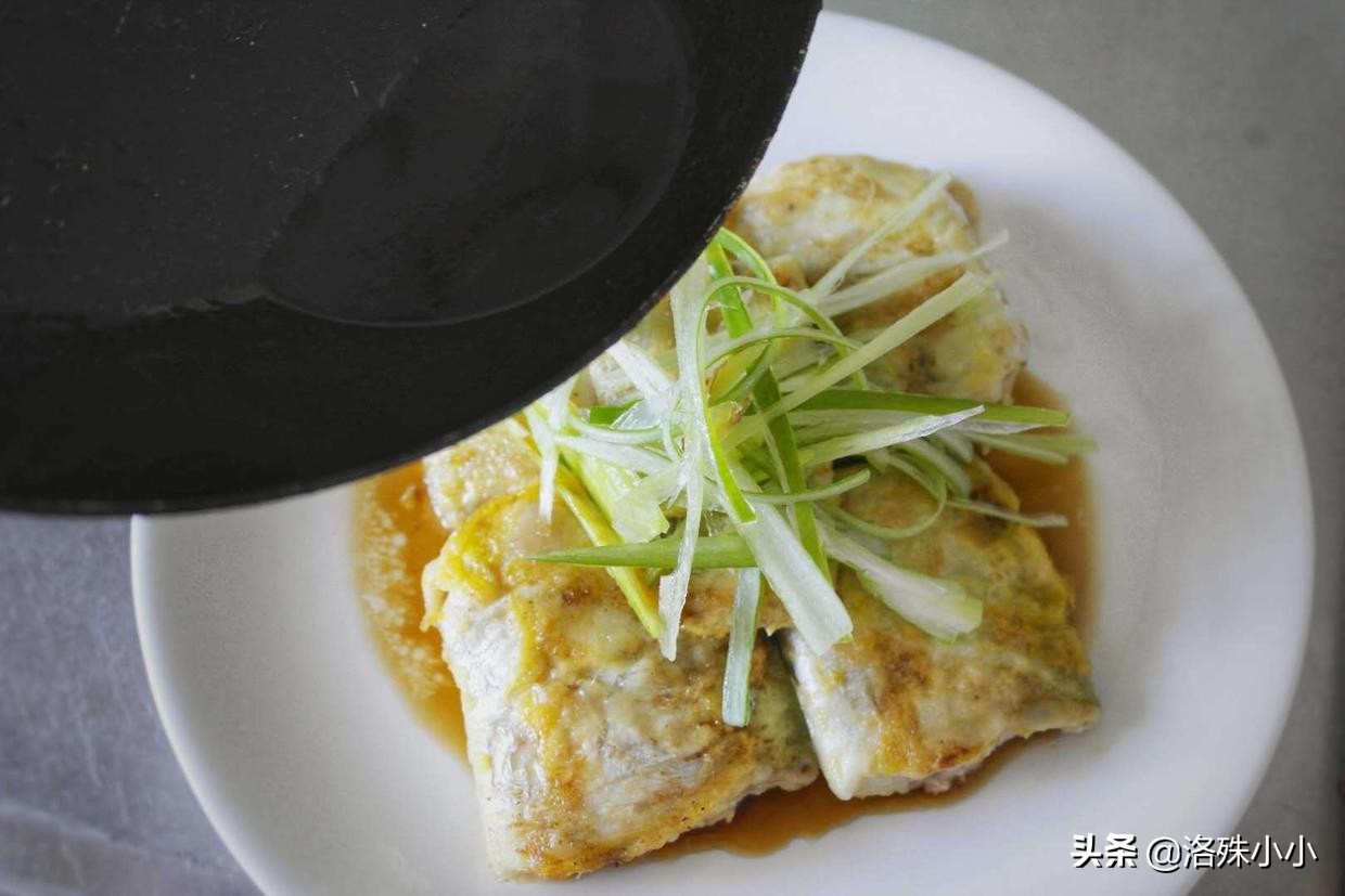 煎蒸带鱼口感细腻,味道鲜,蒸前除腥这一步是重点!