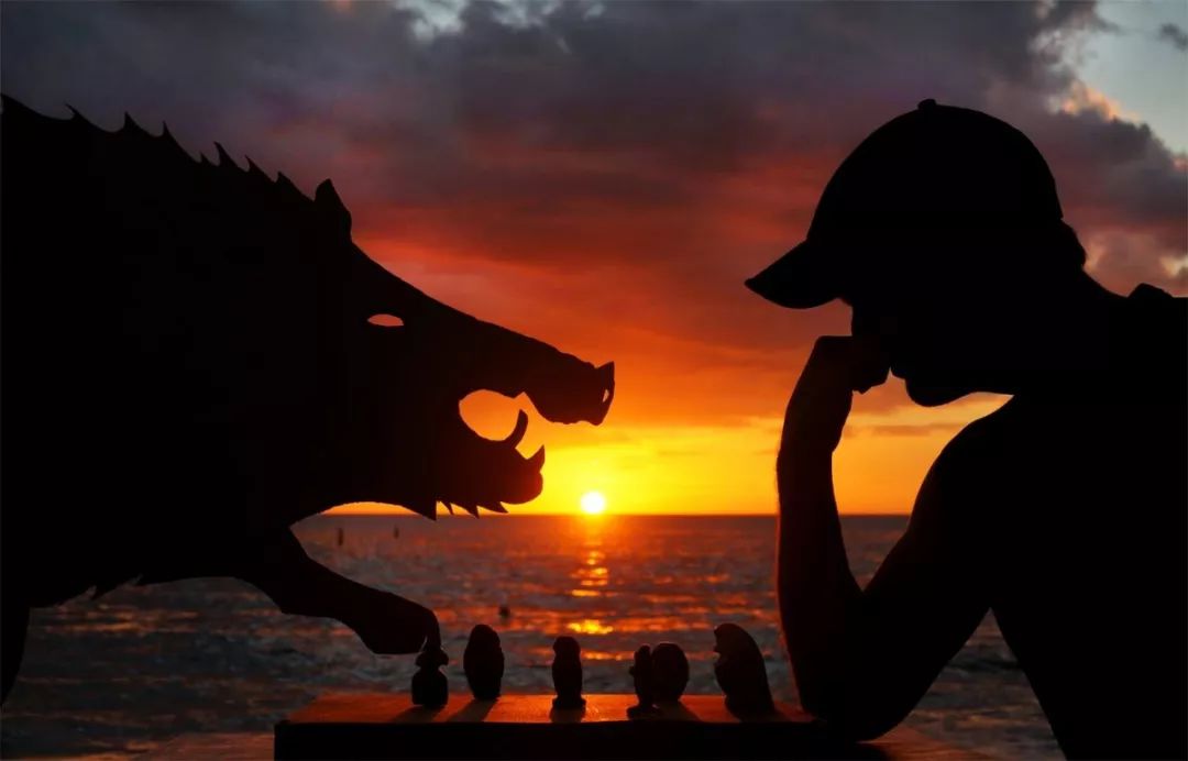 这个男人拍的漫画剪影，小孩看笑了，大人却哭了......