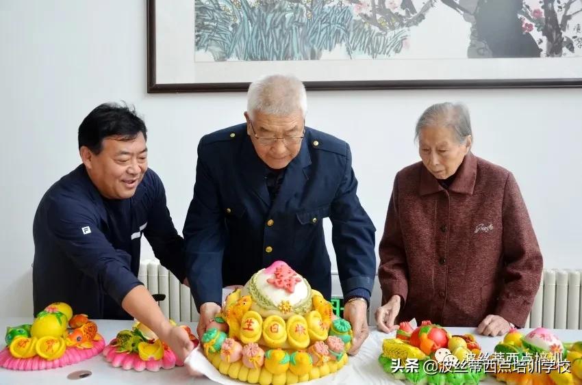 陈红林校长重阳节前夕为东方颐养中心的老人送去福寿花饽饽