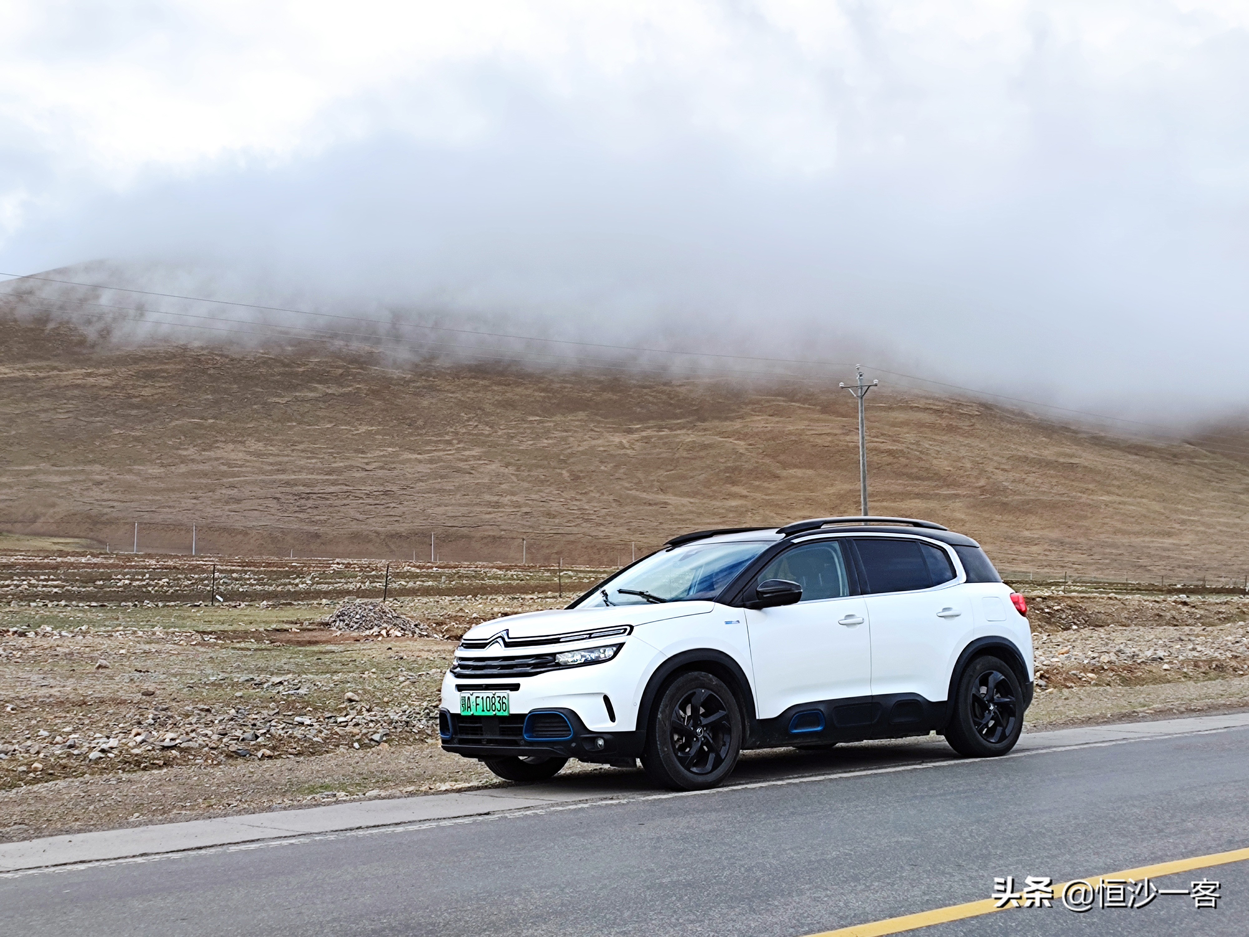 在唐古拉山口上,伸手把天抓,体验生命活力,进行精神探索