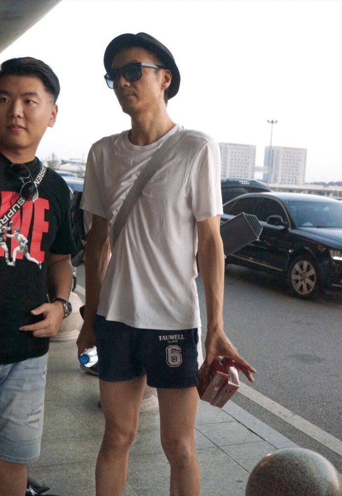 朴树瘦得皮包骨,朴树带狗头帽练瑜伽